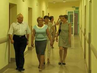 Stefan Łyskawa wraz z osobami, robiący obchód w Hospicjum