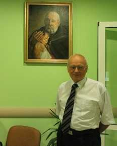 Stefan Łyskawa dotychczasowy Dyrektor na tle obrazu św. Brat Alberta